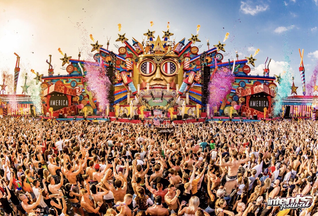 Afgelopen weekend Intents Festival en IntentsCity voorzien van cameratoezicht! Met bijna 40 vooral draadloze full HD PTZ camera’s, 4 uitkijkposten met bediening, videowall, 2 mobiele commando units, mobiele cameramasten, en directe koppeling naar politie!