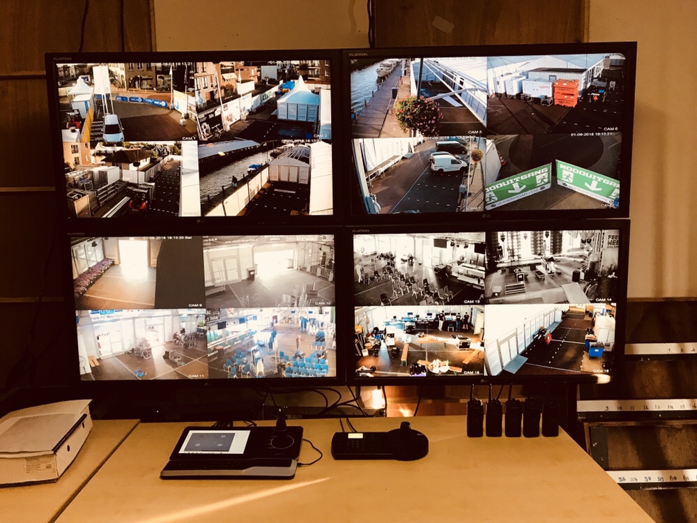 Camerabeveiliging tijdens Feestweek Aalsmeer! Terrein en tent voorzien van 16 (draadloze) Full HD PTZ camera’s welke worden weergegeven op 4×47” monitor in de CP. Besturing door middel van PTZ controller met touchscreen!