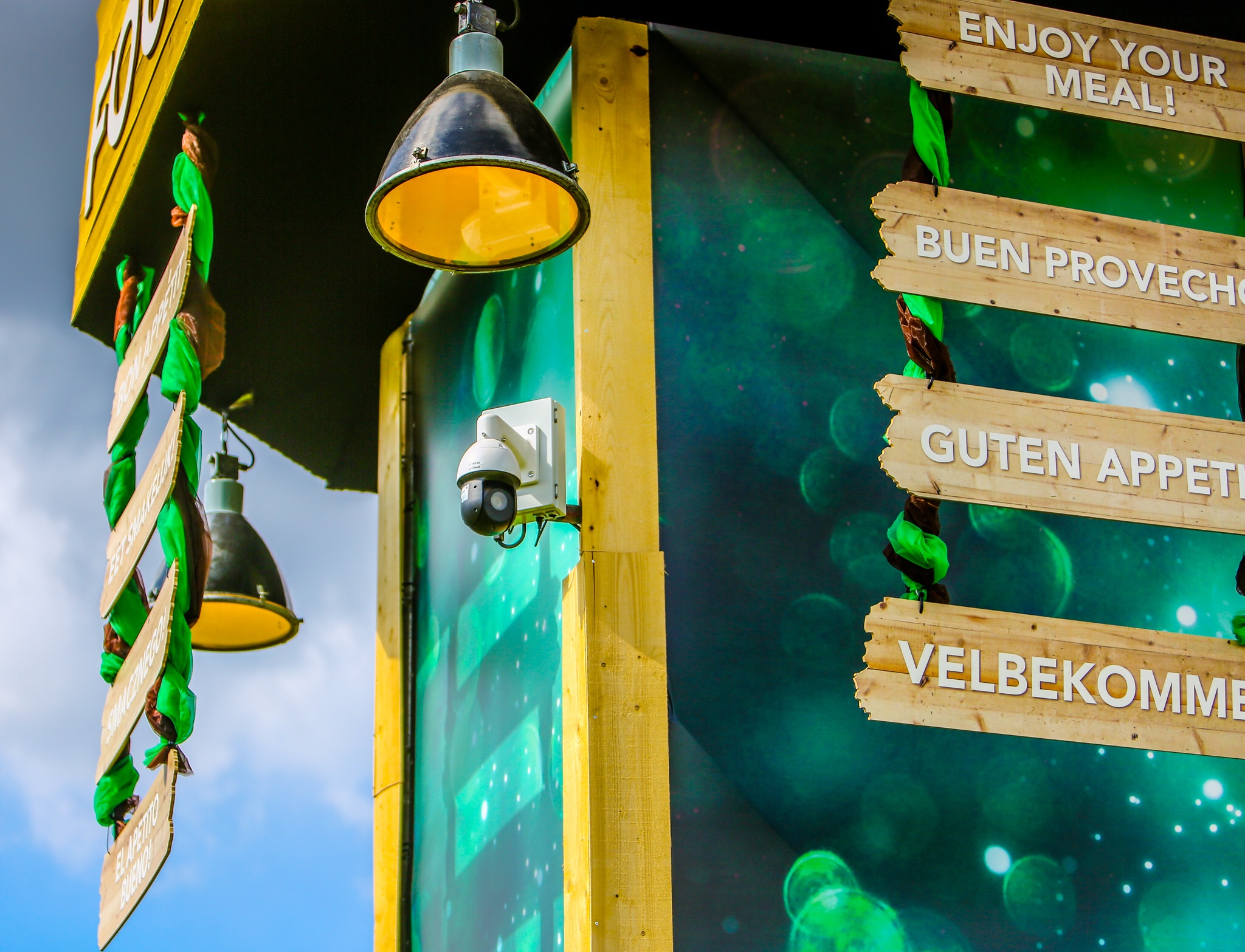 Het festivalseizoen is weer begonnen! Ook dit jaar hebben wij Rebirth festival in Haaren weer voorzien van camerabeveiliging. Gehele terrein en diverse tenten voorzien van (draadloze) full HD PTZ camera’s met centrale monitoring vanuit onze mobiele commando unit! #beveiliging #Rebirth #cameratoezicht #commando unit #festival #security