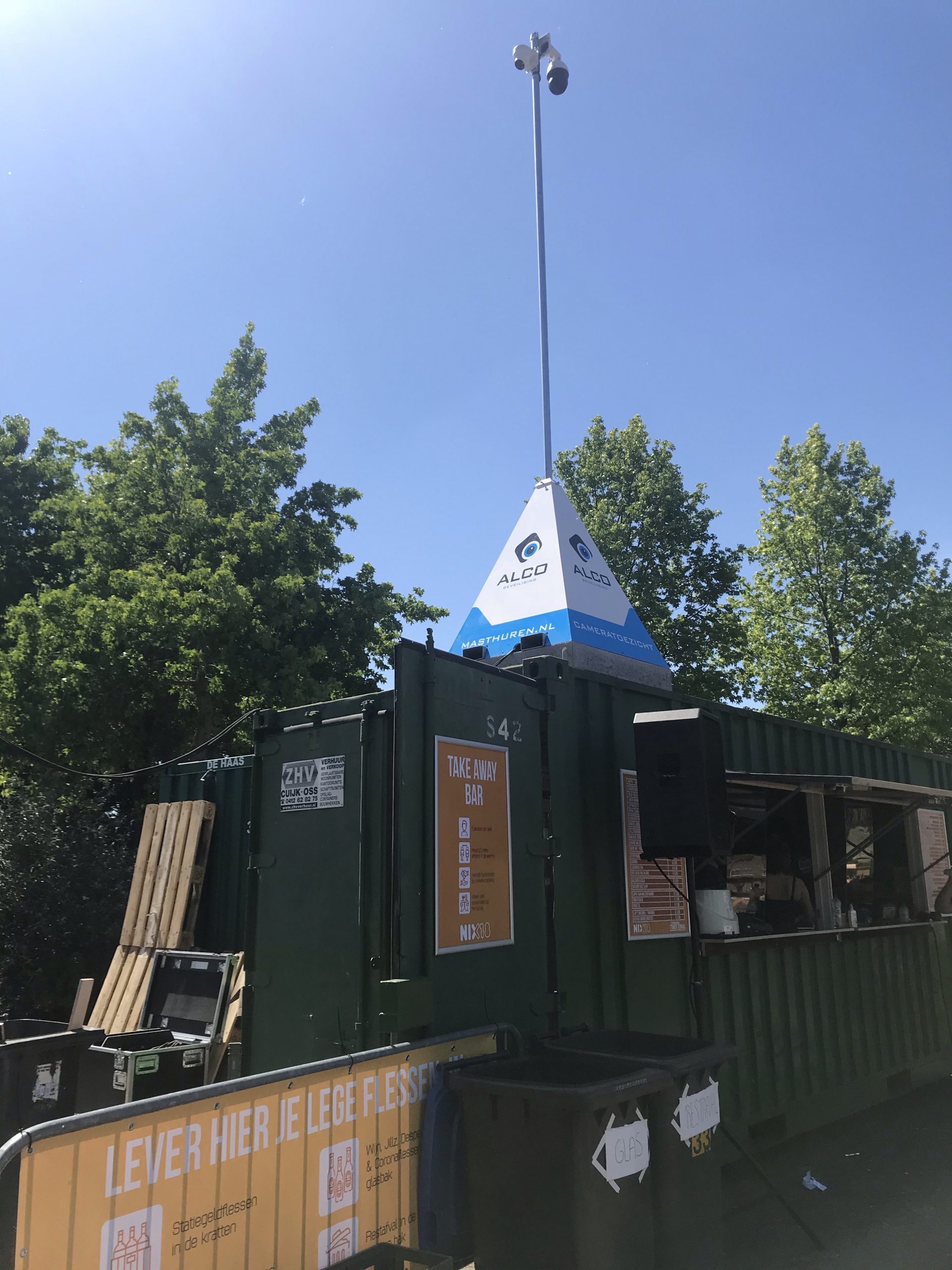 Extra terras ruimte heeft natuurlijk ook beveiliging nodig! Zomer terras Mill hebben wij voorzien van een mobiele cameramast voor beveiliging tijdens afwezigheid. Deze mast is voorzien van een slimme camera met active deterrence waardoor bij detectie de camera een hoorbaar en zichtbaar signaal geeft. Uiteraard inclusief doormelding. #mill #beveiliging #zomerterrasmill #camerabeveiliging #cameratatoezicht #cameramast