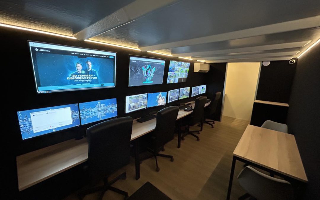 Twee weekenden cameratoezicht op een rij!Onlangs mochten we voor twee weekenden achter elkaar het cameratoezicht en onze Mobiele Commando Unit L leveren bij:🔸 20 YEARS OF D-BLOCK & S-TE-FAN🔸 Rebellion🔸 Beetje Dansen🔸 Haaren op z’n HollandsDe complete installatie is in de tussenweek blijven staan, zodat het terrein continu beveiligd bleef en alle bewegingen op het terrein goed inzichtelijk waren.